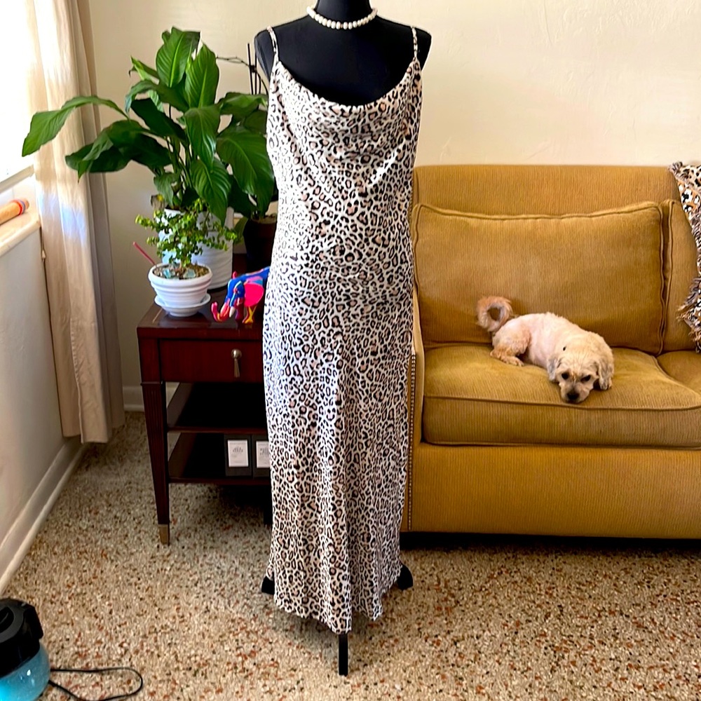 Guess maxi leopard prints fashion and sexy     NWNT size xl